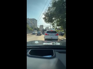 Нам пишут:  "Жители Кудепсты стоят в многочасовых пробках на улице Искры   Администрация в разгар сезона перекопала... (видео)