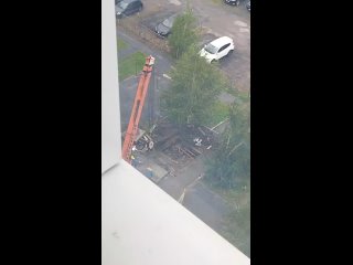 Вот так закрывают трубы коммунальщики. Месяц стояли размытые, полная яма воды и мусора. Приехали рабочие скидали туда... (видео)