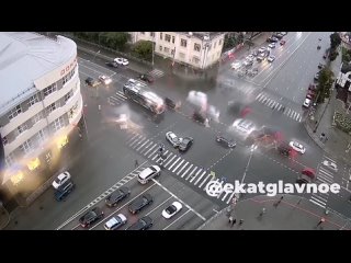 А эта авария произошла вчера вечером на улице 8 Марта  Видео: канал «Екатеринбург. Главное» (видео)