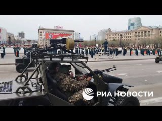 В Хабаровске прошел парад к 80-летию Победы. В нем приняли участие более трех тысяч человек и свыше 140 единиц техники,... (видео)