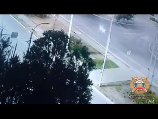 Вчера в Волгодонске 22-летний водитель на Audi насмерть сбил двух 17-летних девочек подростков на самокате. Он вылетел... (видео)