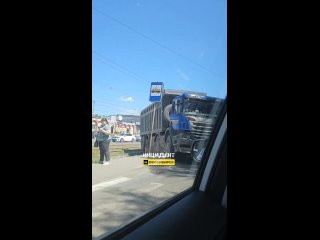 На улице Петухова в сторону авторынка авария. Грузовик вылетел на трамвайные пути.   Стоят все полосы. Движение... (видео)