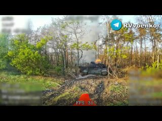 🔥 Армия громит танки и оборону врага, наступая в Сумской области    ▪Новые кадры уничтожения бронетехники разведкой 44... (видео)