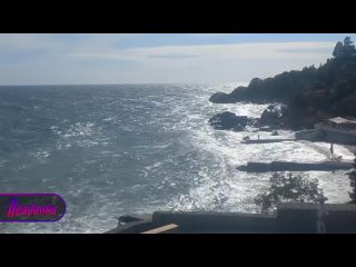 В Алупке штормовой волной смыло мужчину с пирса — к счастью, он смог выбраться на берег    Во время 4-балльного шторма... (видео)