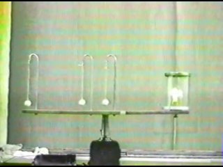 Неинерциальные системы отсчёта: Отвесы и свеча на вращающемся столе