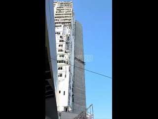 На видео запечатлён экстремал, который успешно забрался на недострой "Призма" и начал что-то писать на стенах.... (видео)