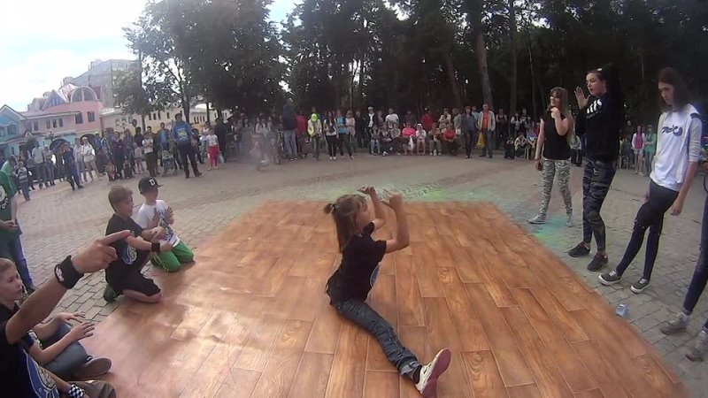 Alla( Break dance) vs Lera( Flexing)