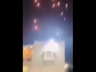 🇮🇷🚀🇮🇱 Иран атаковал в Израиле ряд стратегических объектов — СМИ    ▪Первой волной ракет атакованы:   ... (видео)