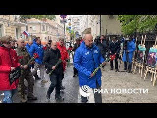 Москвичи почтили память погибших 2 мая 2014 года в одесском Доме профсоюзов, передает корреспондент РИА Новости.   ... (видео)