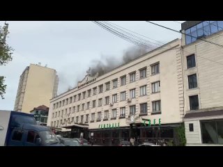 Кровля здания Дагестанского союза потребительских обществ загорелась в Махачкале, сообщили в пресс-службе главного... (видео)