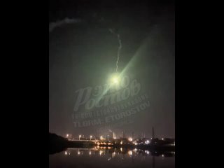 🎆 «В Ростове какой-то флешмоб на запуск сигнальных ракет. Сначала увидела со стороны, а потом на Северном встретила... (видео)