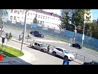 Ребёнка на велосипеде сбила машина на Горьковском шоссе в Казани  Сын ехал вместе с отцом по зебре, вместо того, чтоб... (видео)