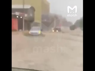 Мощный селевой поток бушует в горах Дагестана. Стихия разыгралась — из-за камнепада Унцукульский район отрезало от... (видео)