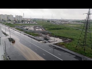 У нас везде разруха! Асфальт специально ложат в дождь или снег, чтобы в следующем году опять его положить. Мусор вообще... - Борис Сычев