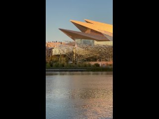 Закат в отражении театра Камала (видео)