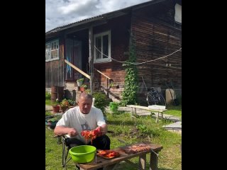 pov: твой батя готовит шашлык на даче    Это Леня, или, как он сам себя называет, юный тиктокер, молодой скуф и... (видео)