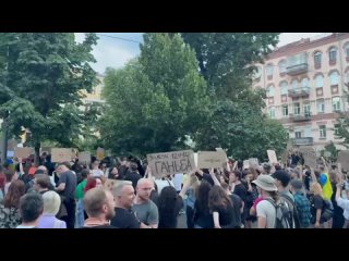 The Economist: Толчком к быстрому принятию закона против НАБУ могло стать начало расследований в отношении приближённых... (видео)