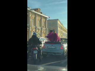 ❌ Никакого веселья и шампанского! Водителя Mini Cooper оштрафовали за то, что он небезопасно прокатил двух дам по... (видео)