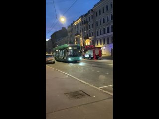 Сегодня на 8 линии Васильевского острова стояло пять пожарных машин и две бригады скорой помощи.  В 22:48 поступило... (видео)