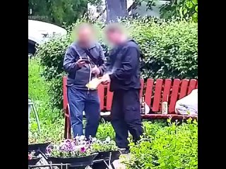 Пил пиво на скамейке и собирался устроить атаку на Петербург.  ФСБ задержала наводчика ВСУ, передававшего координаты... (видео)