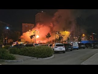 Сегодня ночью на улице Московской вспыхнул сильный пожар. В МЧС сообщили, что горело здание автосервиса и два частных... (видео)