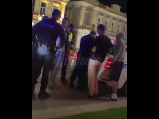 В Омске мигрант чуть не зарезал русского парня, заступившегося за девушку — во время задержания иностранец орал во всю... (видео)