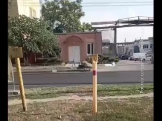 На Каширской после укладки нового асфальта не закрепили люки. Теперь автомобилисты лишаются колес. (видео)