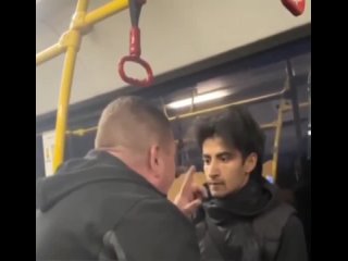 «Это ты ко мне приехал, а не я к тебе и ещё раз ты развяжешь свой язык — я тебя порву, как обезьянку» —  мужик поставил... (видео)