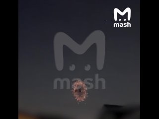 Момент сбития БПЛА в Зеленограде. Местные слышали около 10 взрывов в небе.   Все дроны были сбиты ПВО. Подписчики... (видео)