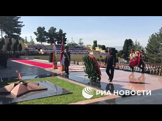 Президент Таджикистана Эмомали Рахмон возложил венок к мемориалу Победы у Вечного огня в Душанбе.    Венки также... (видео)