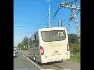 Водитель автобуса "Медведково—Пироговский" решил объехать пробку по тротуару.  Другие участники дорожного движения и... (видео)