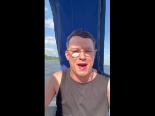 Актер Никита Кологривый гоняет по Гребному каналу на катере. Правда, говорит, видео для любимых подписчиков еле... (видео)