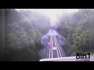 Поезд сбивает двух женщин, решивших перейти реку по железнодорожному мосту, Индиана, США / Indiana women cheat death as train passes over them
