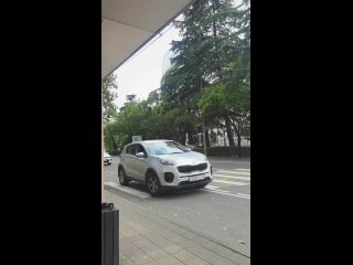 Наглость некторых водителей зашкаливает. Остановка Звёздный - мадам вышла в магазин. И обязательно нужно было... (видео)