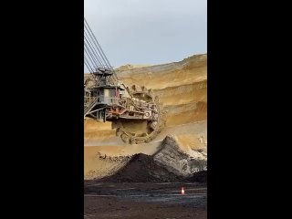 Одно из уникальных технических устройств: мощный роторный экскаватор в процессе работы. (видео)
