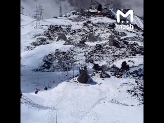 Группа из 25 альпинистов застряла на Эльбрусе после обрыва канатной дороги. Люди остались без тёплой одежды, документов... (видео)