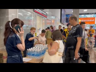 Пассажирам, ожидающим поезд более 4 часов на вокзале «Ростов-Главный», раздают сухпайки и воду. Рейсы задержали из-за... (видео)