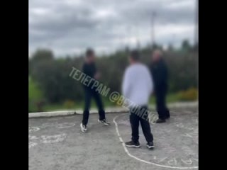 Местные каналы пишут, что под Екатеринбургом школьник подрался с пенсионером-охранником   Сообщается, что инцидент... (видео)