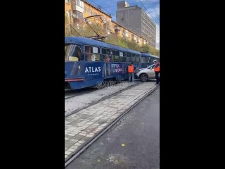 На Луначарского столкнулись трамвай и легковушка  Вагоны стоят. Видео: канал «Zloy_ekb 18+ | Злой Екатеринбург» (видео)