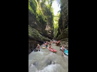 Каньон Хашупсе встал в пробку из-за большого количества туристов на SUPах  Видео с узкого коридора реки Хашупсе... (видео)