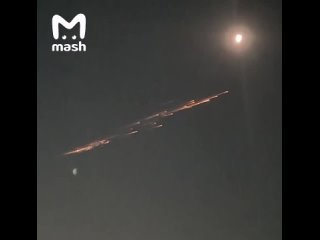 Яркие искры в небе над Казахстаном. Удивлённые реакции местных на видео.  Пусков с Байконура сегодня не было.  POV:... (видео)