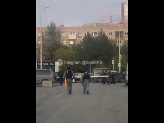 Местные медиа пишут, что вчера вечером подростки забрались на заброшенную высотку «Призма»    По словам очевидцев, на... (видео)