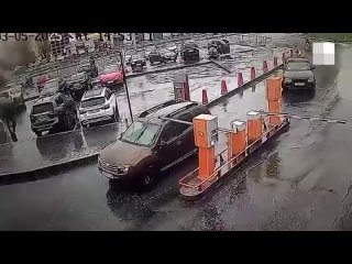 В Екатеринбурге водителя лишили прав после того, как на его машину опустился шлагбаум у ТЦ «Омега».  Инцидент произошёл... (видео)