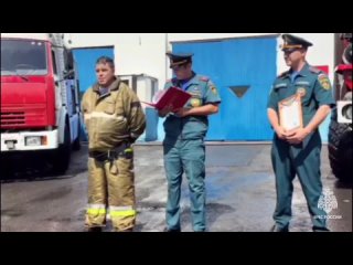 Пожарные в Ростове проводили на пенсию своего начальника облив водой  В Ростове-на-Дону сотрудники пожарной части... (видео)