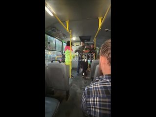 Кондуктор устроил жестокую драку с пассажиркой в екатеринбургском автобусе №83,.  Кондуктор-мужчина жестоко избил... (видео)