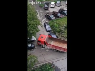 В Екатеринбурге грузовик снес две припаркованные машины и уехал   ДТП произошло во дворе на Амундсена, 70. Очевидцы... (видео)