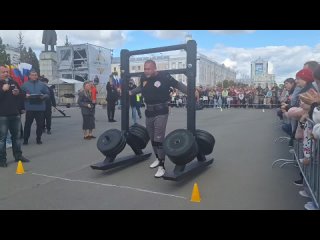 На Центральной площади прошел турнир "Самый сильный человек". (видео)