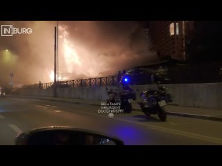 Серьезный пожар вспыхнул на перекрестке Московская - Щорса  ЧП произошло этой ночью. По данным E1. RU, на площади 500... (видео)