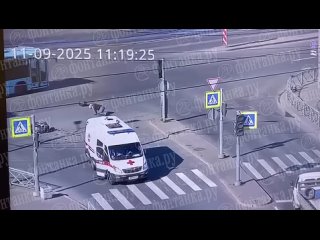 В Питере мотоциклист влетел в машину скорой помощи на Софийской улице  В результате столкновения байкера... (видео)