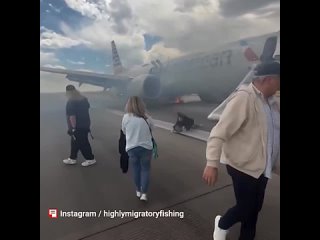 В аэропорту Денвера при взлёте загорелся самолёт American Airlines — вспыхнула стойка шасси. Все 173 пассажира и 6... (видео)